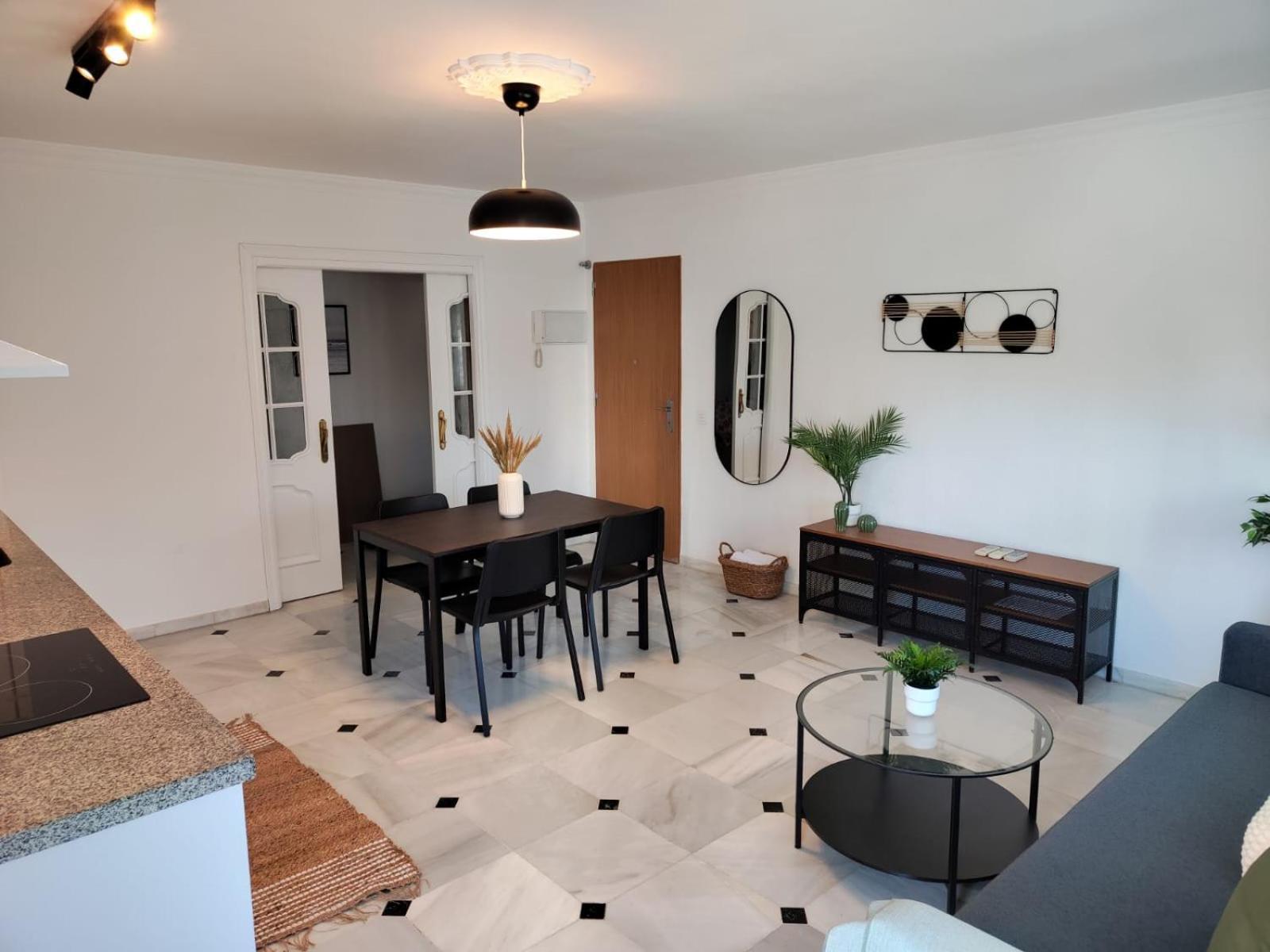 Wintowinrentals Your Home Steps From The Center Малага Екстериор снимка