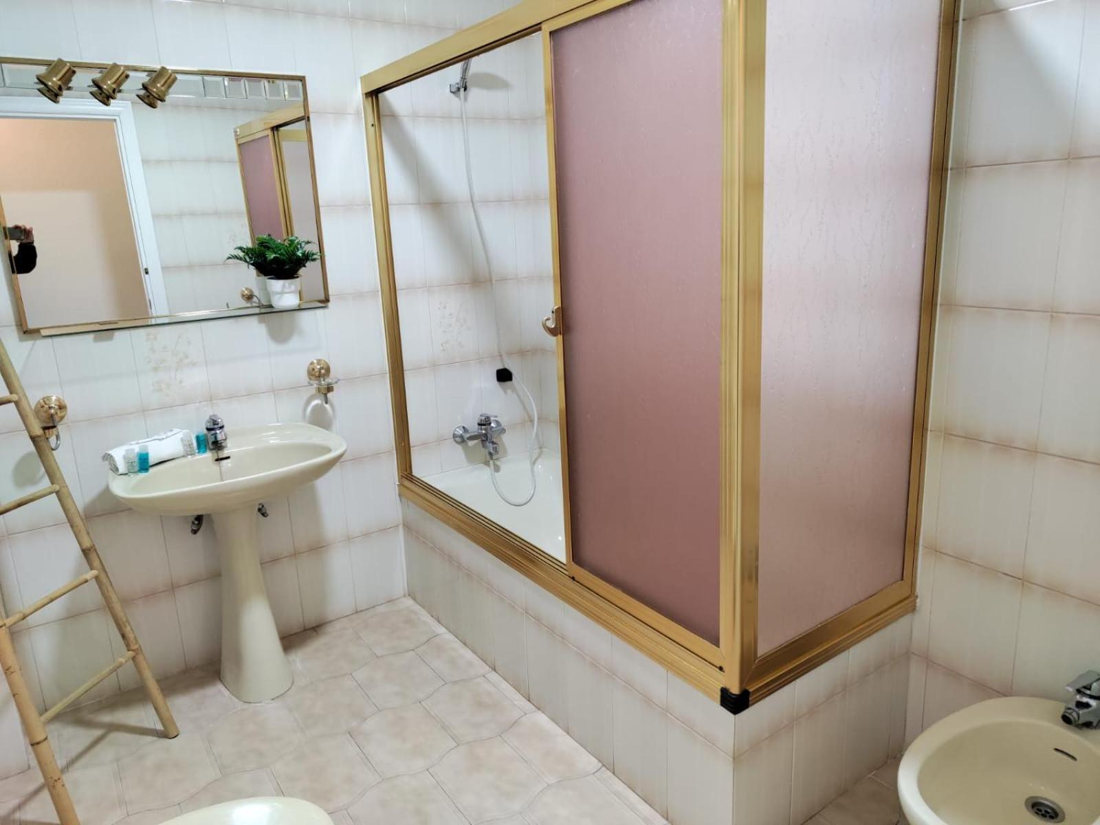 Wintowinrentals Your Home Steps From The Center Малага Екстериор снимка