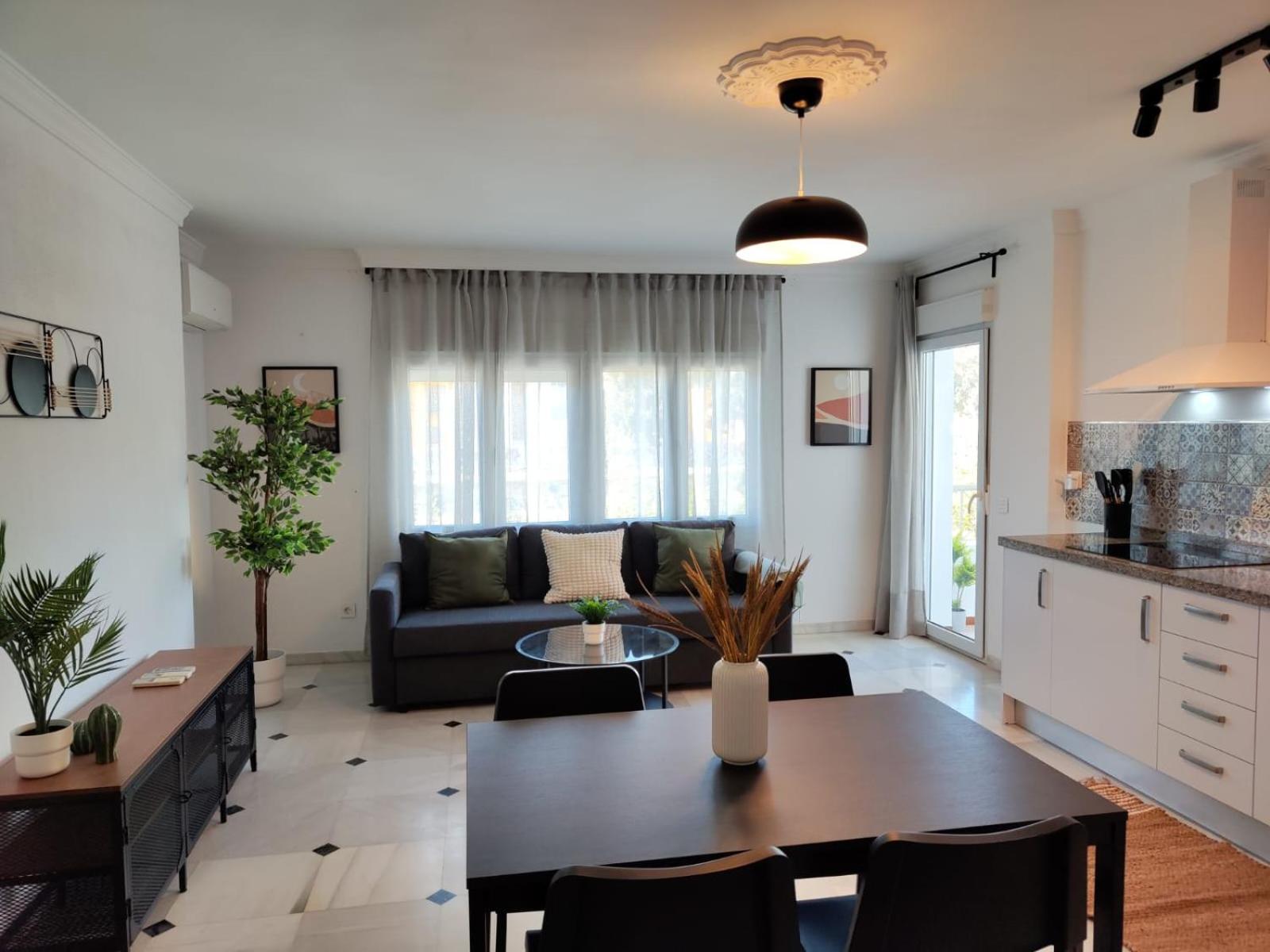 Wintowinrentals Your Home Steps From The Center Малага Екстериор снимка