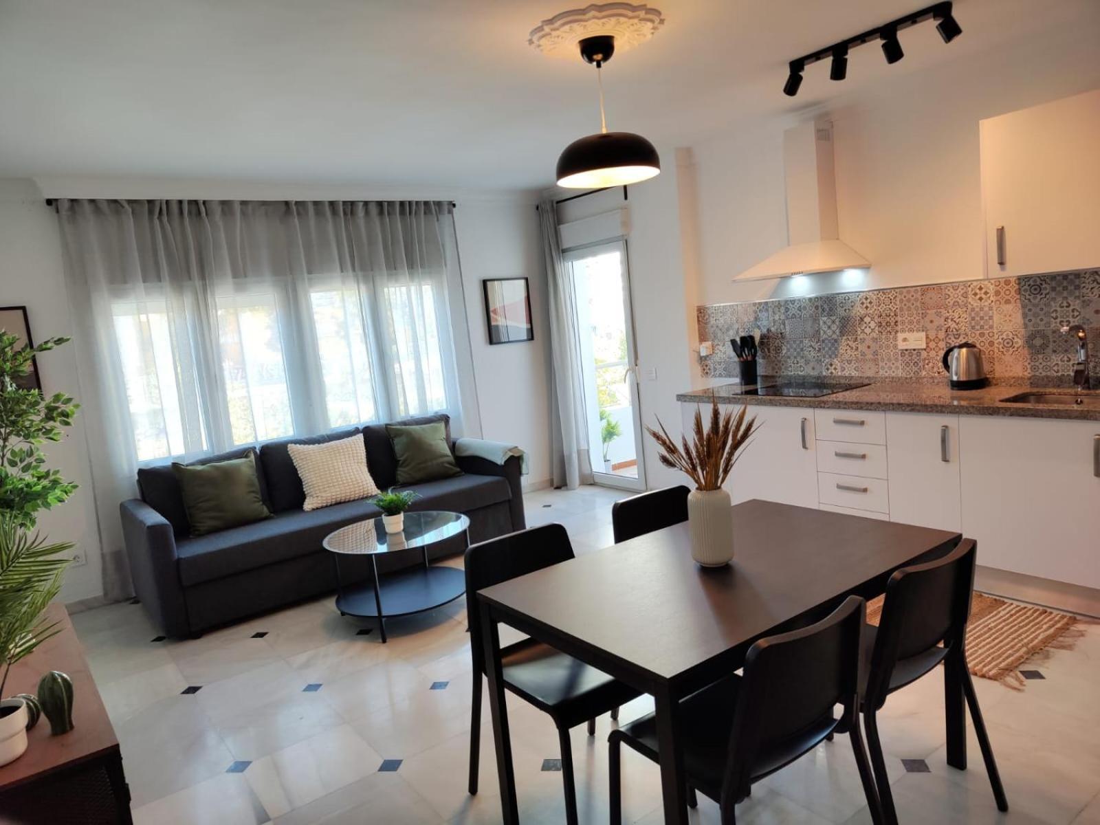 Wintowinrentals Your Home Steps From The Center Малага Екстериор снимка