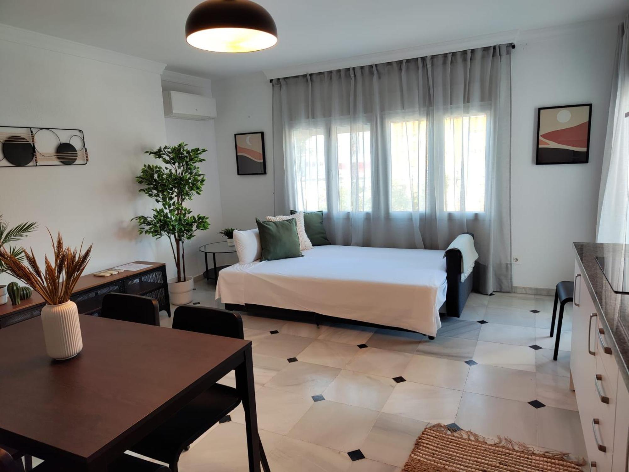 Wintowinrentals Your Home Steps From The Center Малага Екстериор снимка